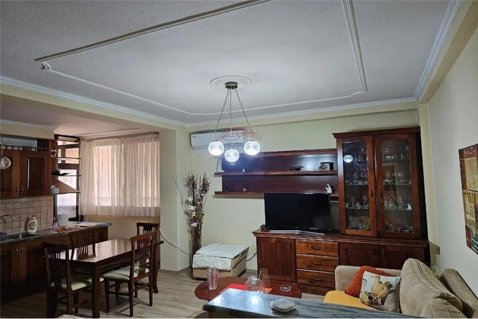 Tirane, jepet me qera 1+1, Kati 4, 61 m² 550 € (APARTAMENT 1+1 PER QIRA TEK ZOGU ZI)