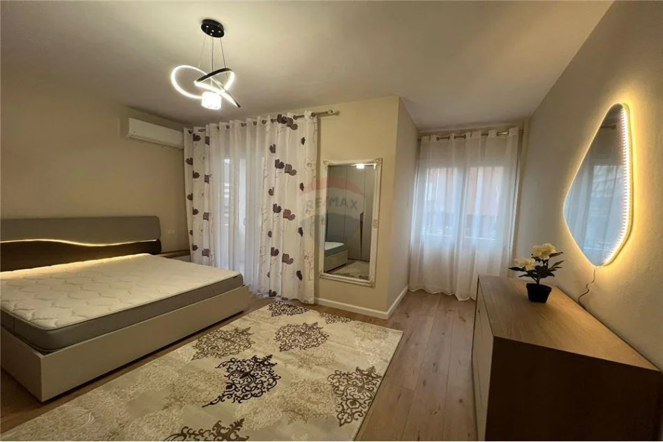 Tirane, shitet apartament 2+1, Kati 1, 100 m² 220,000 € (Shitet super apartament 2+1+2 tek Komuna e Parisit)