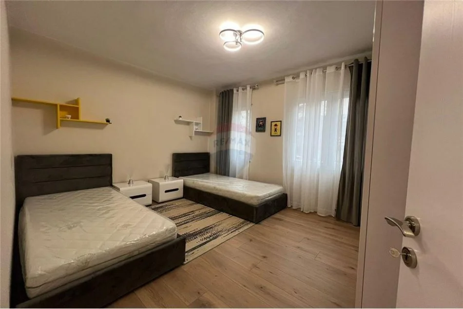 Tirane, shitet apartament 2+1, Kati 1, 100 m² 220,000 € (Shitet super apartament 2+1+2 tek Komuna e Parisit)