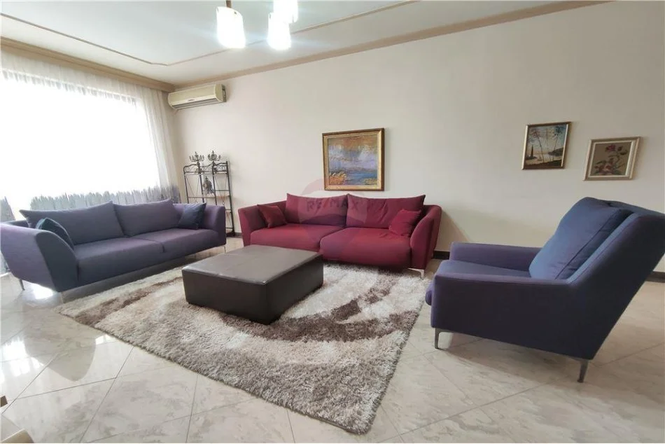 Tirane, jepet me qera apartament 2+1 Kati 8, 145 m² 800 € (Apartament 2+1+2 per qira ne Bllok)