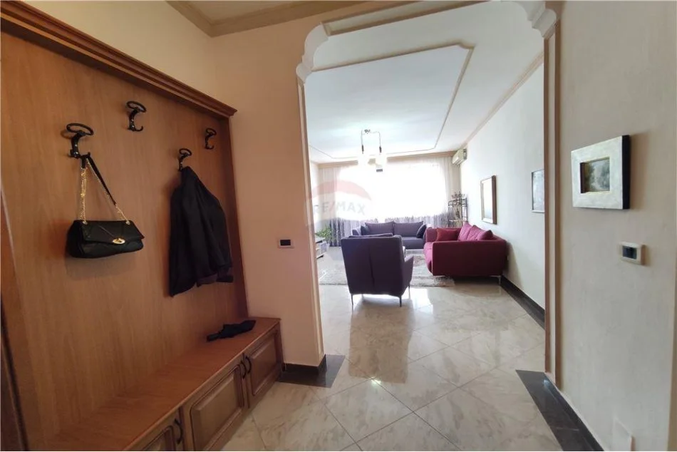 Tirane, jepet me qera apartament 2+1 Kati 8, 145 m² 800 € (Apartament 2+1+2 per qira ne Bllok)