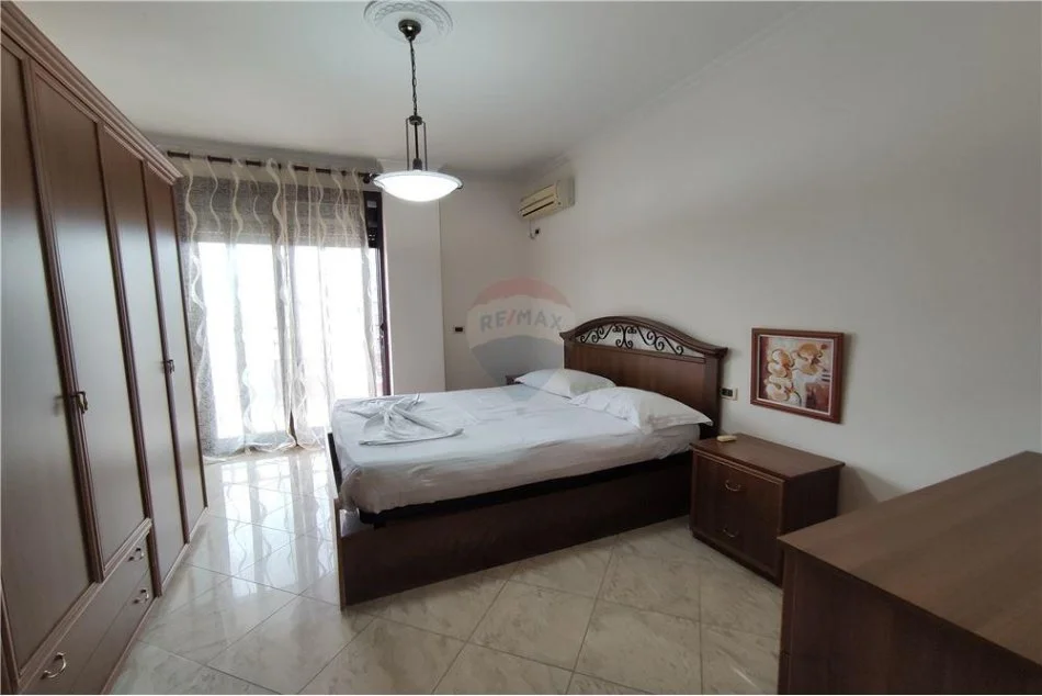 Tirane, jepet me qera apartament 2+1 Kati 8, 145 m² 800 € (Apartament 2+1+2 per qira ne Bllok)