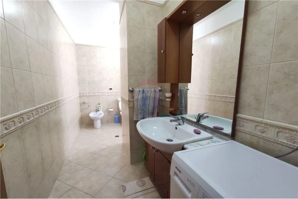 Tirane, jepet me qera apartament 2+1 Kati 8, 145 m² 800 € (Apartament 2+1+2 per qira ne Bllok)