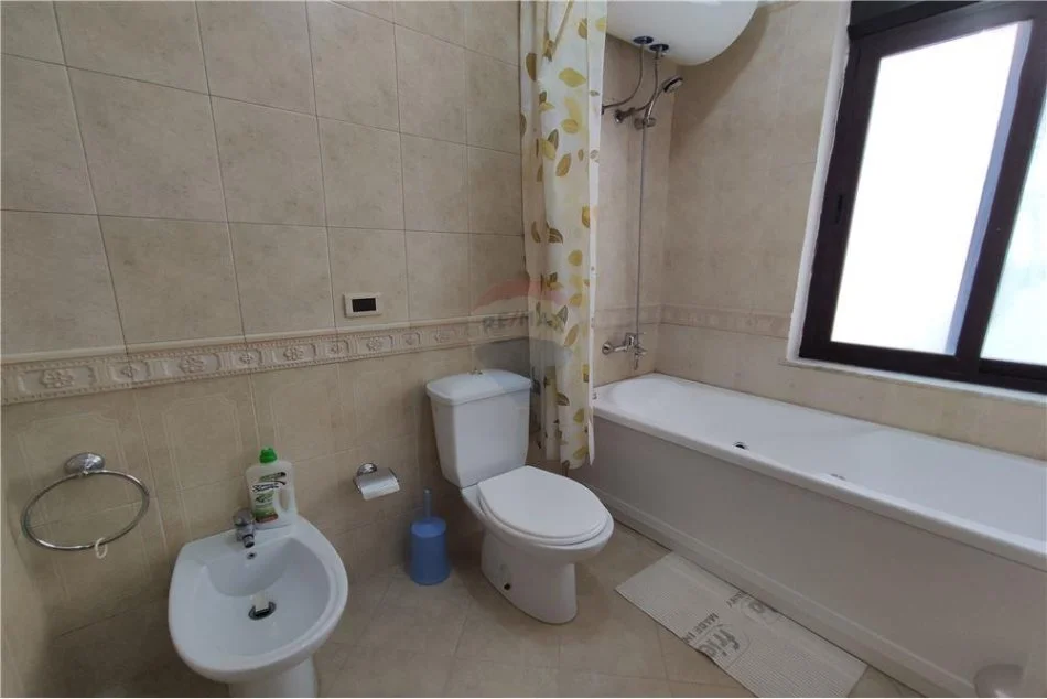 Tirane, jepet me qera apartament 2+1 Kati 8, 145 m² 800 € (Apartament 2+1+2 per qira ne Bllok)