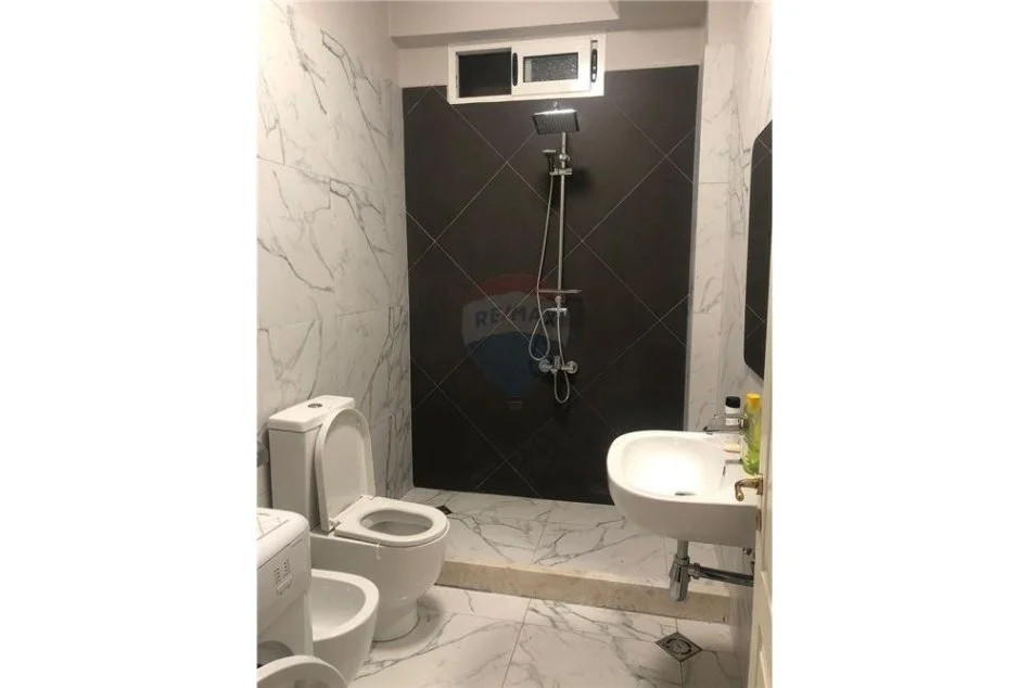 Tirane, jepet me qera apartament 3+1 Kati 6, 90 m² 700 € (Apartament me qira 3+1)