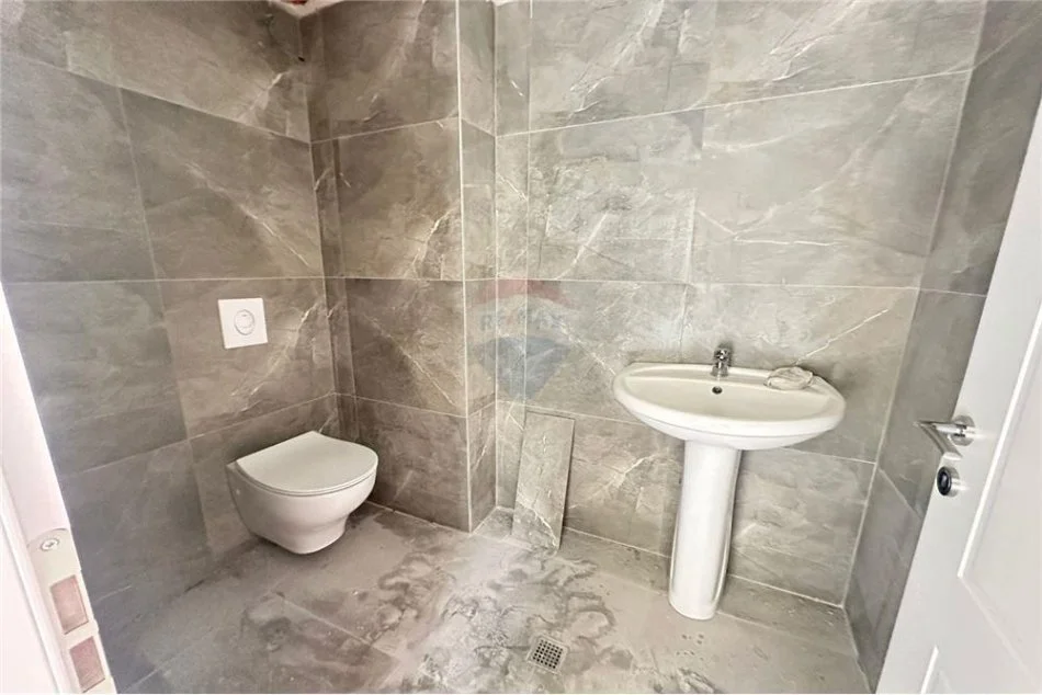 Tirane, jepet me qera ambjent biznesi Kati 0, 94 m² 950 € (JEPET ME QIRA AMBIENT BIZNESI, GREEN CITY ASTIR)