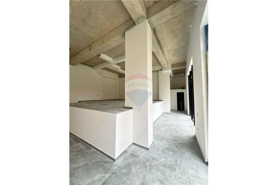 Tirane, jepet me qera ambjent biznesi Kati 0, 94 m² 950 € (JEPET ME QIRA AMBIENT BIZNESI, GREEN CITY ASTIR)