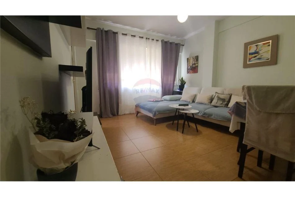 Tirane, jepet me qera apartament 1+1 Kati 2, 65 m² 500 € (Apartament per qira te Komuna e Parisit)