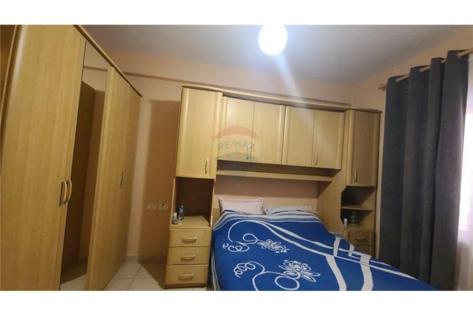 Tirane, jepet me qera apartament 1+1 Kati 2, 65 m² 500 € (Apartament per qira te Komuna e Parisit)
