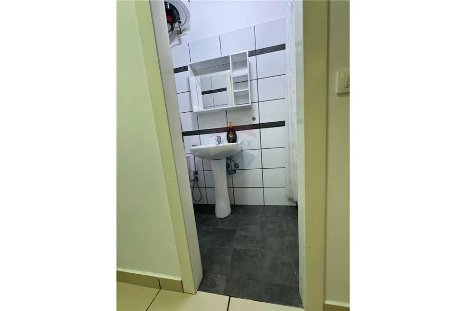Tirane, jepet me qera apartament 1+1 Kati 0, 48 m² 300 € (Apartament 1+1 me Qira tek Rez. Kodra e Diellit 1!)