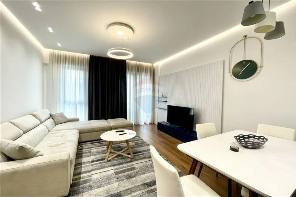 Tirane, jepet me qera 1+1 Kati 9, 65 m² 800 € (APARTAMENT 1+1 ME QIRA TEK ARLIS,SQUARE 21)