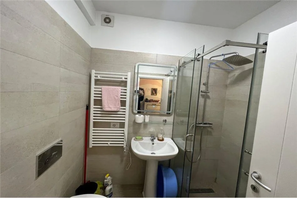 Tirane, jepet me qera 2+1 Kati 5, 85 m² 850 € (Jepet apartament 2+1 me qira, Rruga e Elbasanit)