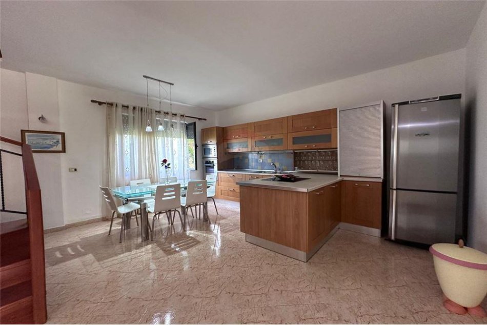 Tirane, jepet me qera apartament duplex 2+1 , 165 m² 600 € (21 Dhjetori, Shqipëri)