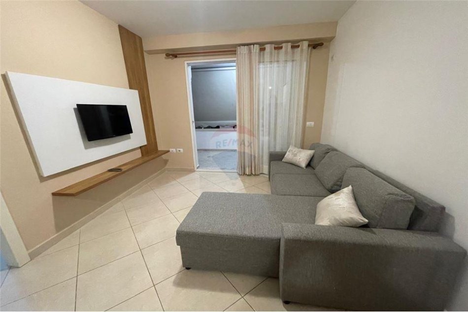 Tirane, jepet me qera 1+1 Kati 1, 75 m² 450 € (APARTAMENT 1+1 ME QIRA - RRETHI I SELITES)