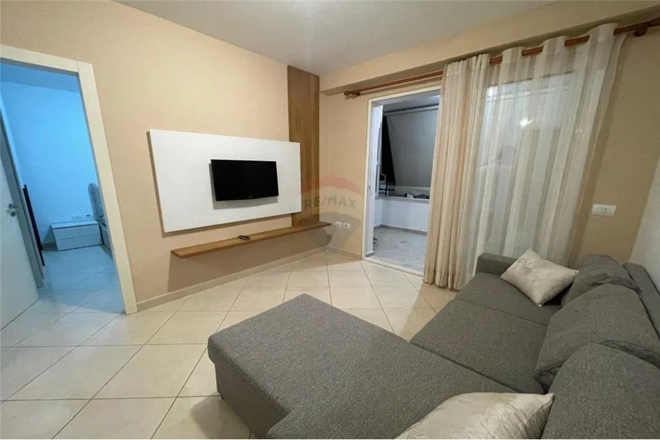 Tirane, jepet me qera 1+1 Kati 1, 75 m² 450 € (APARTAMENT 1+1 ME QIRA - RRETHI I SELITES)