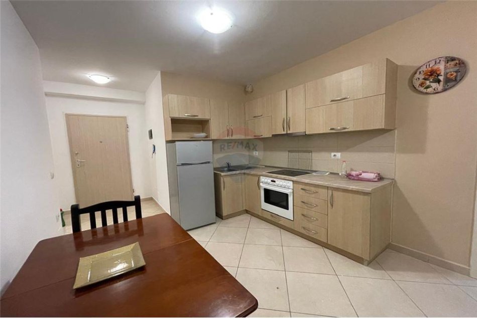 Tirane, jepet me qera 1+1 Kati 1, 75 m² 450 € (APARTAMENT 1+1 ME QIRA - RRETHI I SELITES)