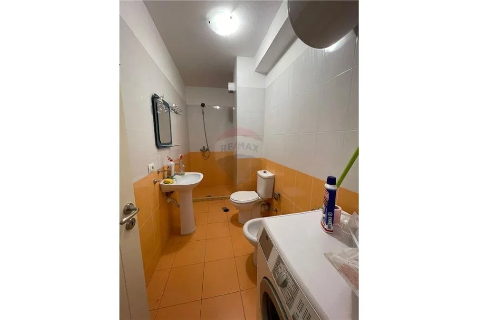 Tirane, jepet me qera 1+1 Kati 1, 75 m² 450 € (APARTAMENT 1+1 ME QIRA - RRETHI I SELITES)
