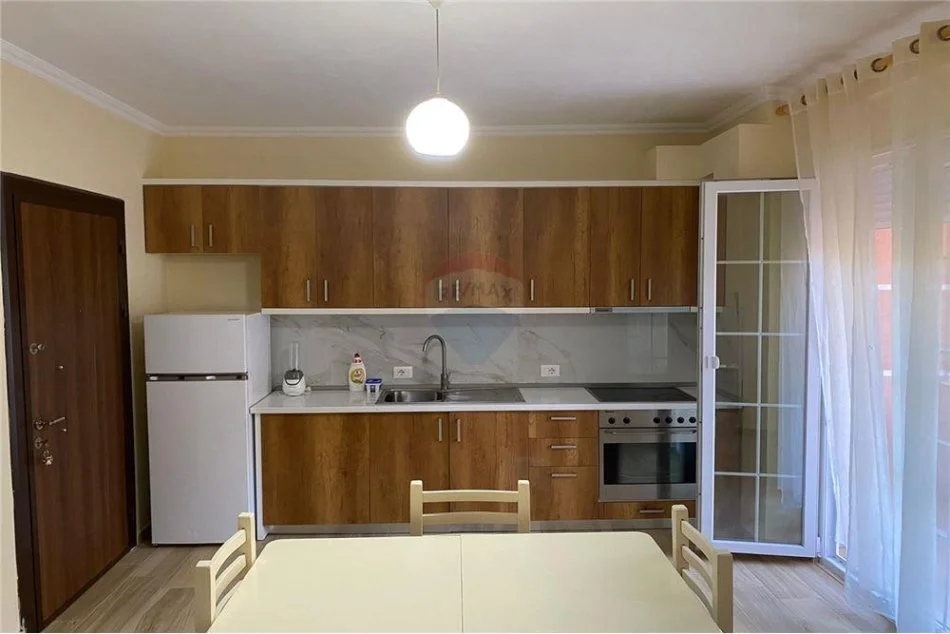 Tirane, jepet me qera apartament 1+1 Kati 2, 65 m² 350 € (Jepet apartament 1+1 me qira tek Kopshti Botanik!)