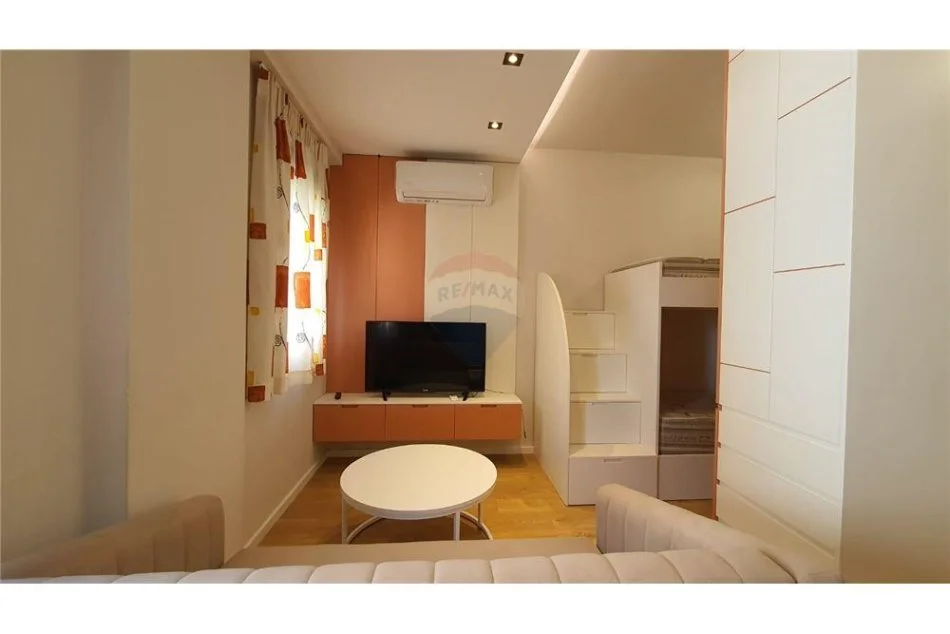 Tirane, jepet me qera garsonier 1+1 Kati 5, 38 m² 500 € (Studio Apartament per qira ne Qender!)