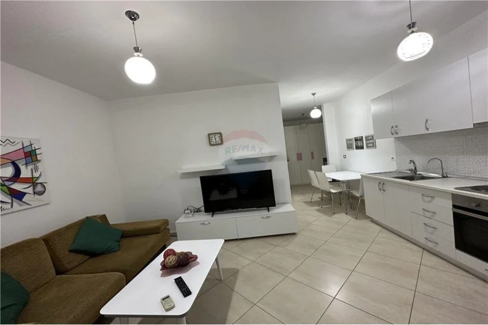 Tirane, jepet me qera apartament 1+1 Kati 2, 80 m² 400 € (APARTAMENT ME QIRA 1+1 TEK KOPSHTI BOTANIK)