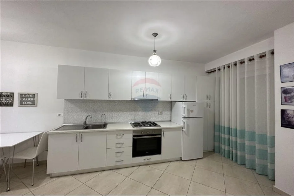 Tirane, jepet me qera apartament 1+1 Kati 2, 80 m² 400 € (APARTAMENT ME QIRA 1+1 TEK KOPSHTI BOTANIK)