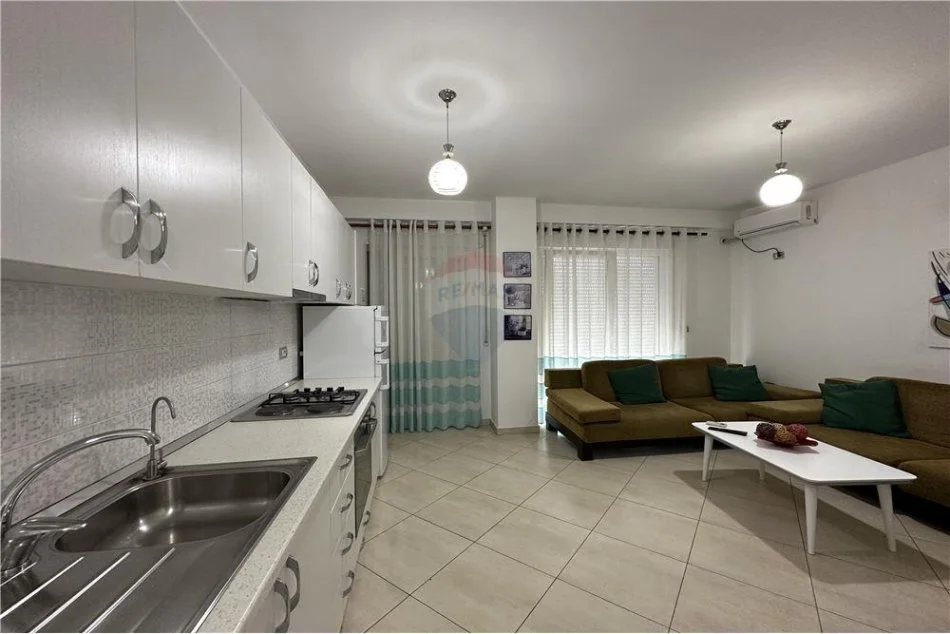 Tirane, jepet me qera apartament 1+1 Kati 2, 80 m² 400 € (APARTAMENT ME QIRA 1+1 TEK KOPSHTI BOTANIK)