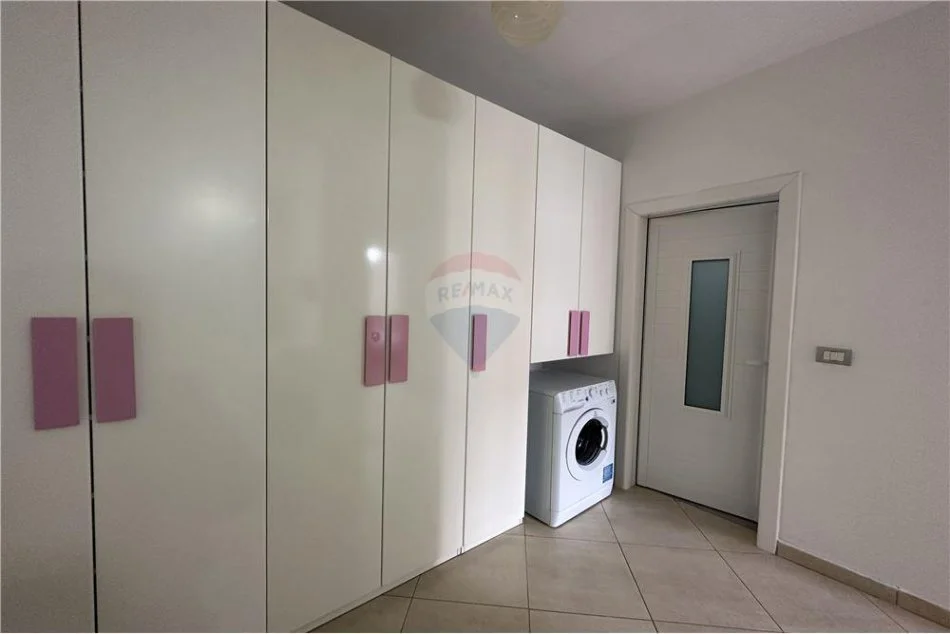 Tirane, jepet me qera apartament 1+1 Kati 2, 80 m² 400 € (APARTAMENT ME QIRA 1+1 TEK KOPSHTI BOTANIK)