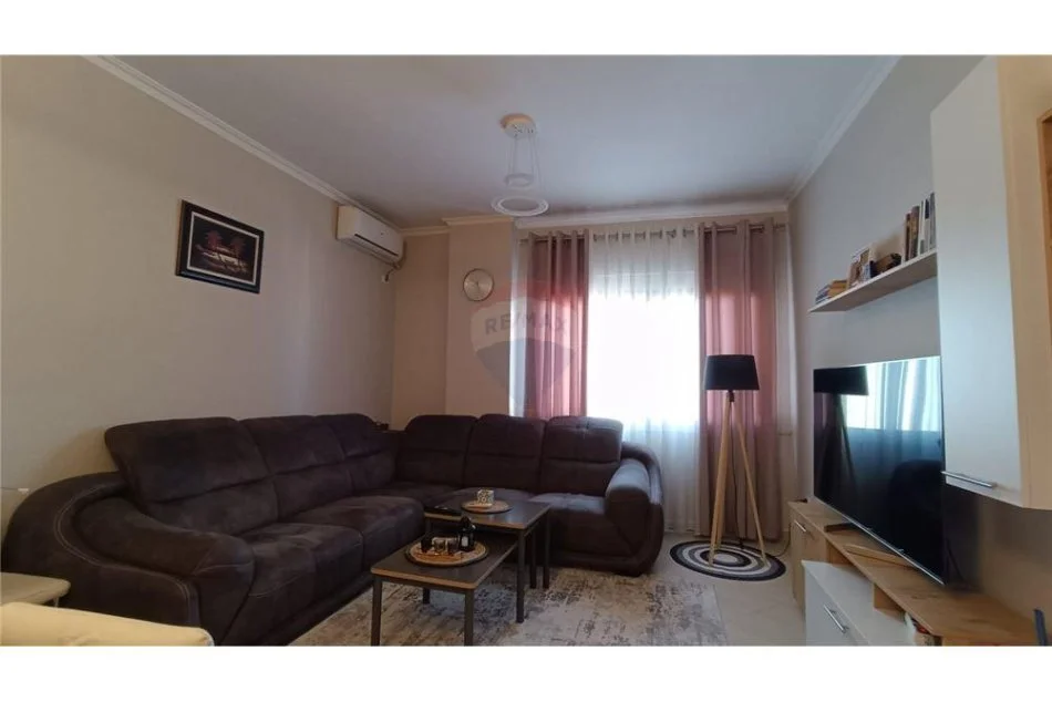 jepet me qera 1+1 Kati 5, 95 m² 500 € (Jepet apartament per Qira ne Astir!)