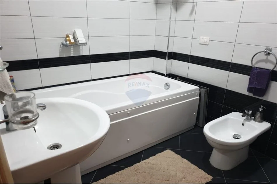 jepet me qera 1+1 Kati 5, 95 m² 500 € (Jepet apartament per Qira ne Astir!)