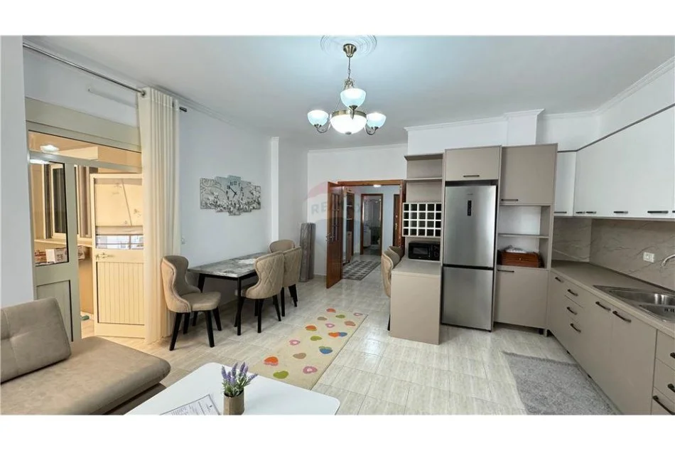 Tirane, shitet apartament 2+1 Kati 4, 105 m² (Apartament 2+1 per qira tek Rruga 5 Maji!)