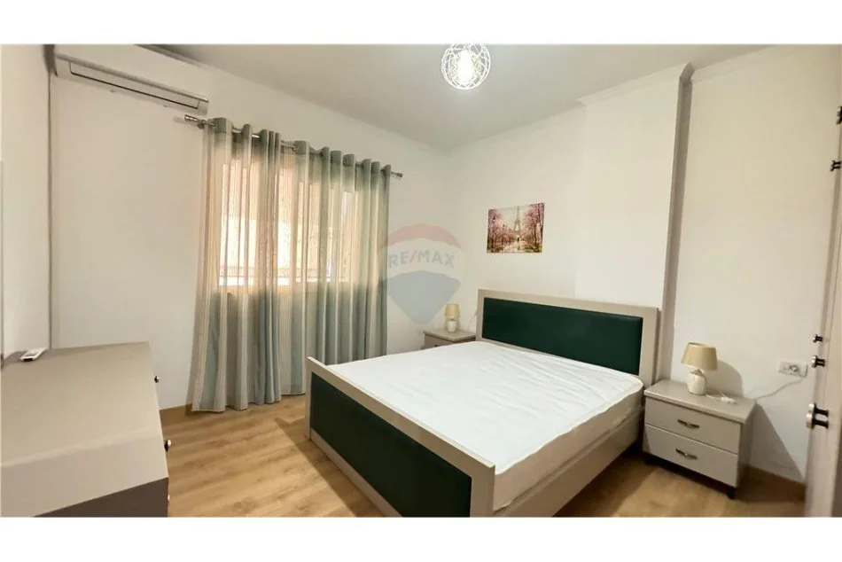 Tirane, shitet apartament 2+1 Kati 4, 105 m² (Apartament 2+1 per qira tek Rruga 5 Maji!)
