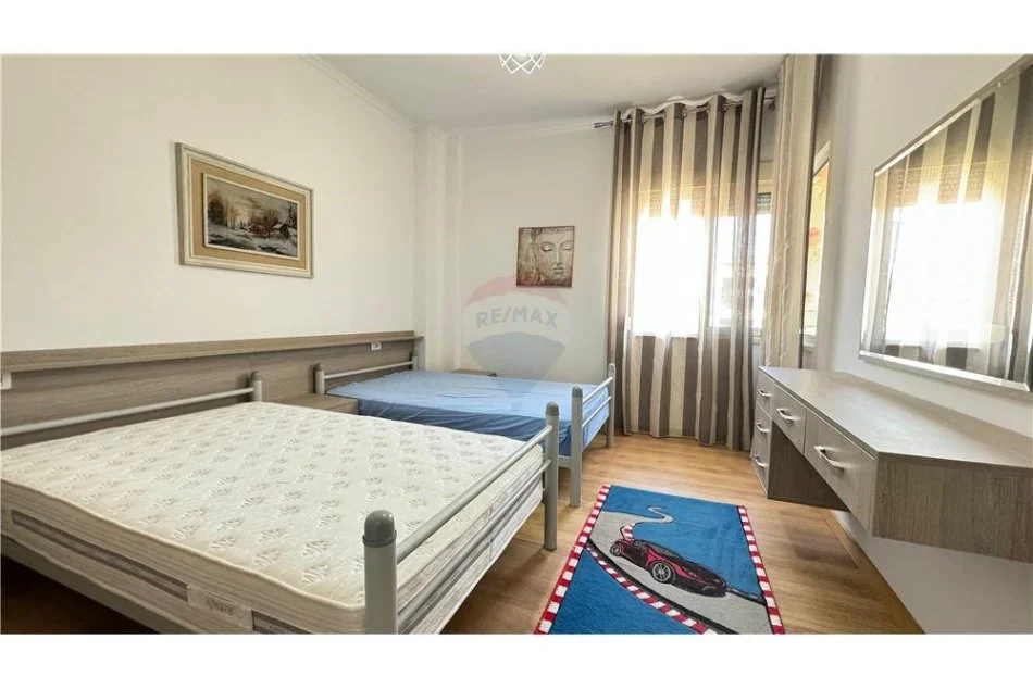 Tirane, shitet apartament 2+1 Kati 4, 105 m² (Apartament 2+1 per qira tek Rruga 5 Maji!)