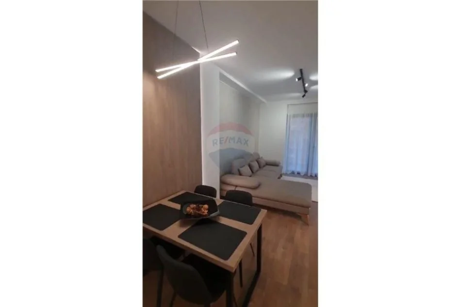 Tirane, jepet me qera apartament 1+1 Kati 7, 65 m² 1.000 € (Apartament 1+1+ Post Parkimi Per Qira Tek Tirana Garden Building)