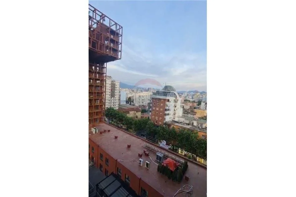 Tirane, jepet me qera apartament 1+1 Kati 7, 65 m² 1.000 € (Apartament 1+1+ Post Parkimi Per Qira Tek Tirana Garden Building)