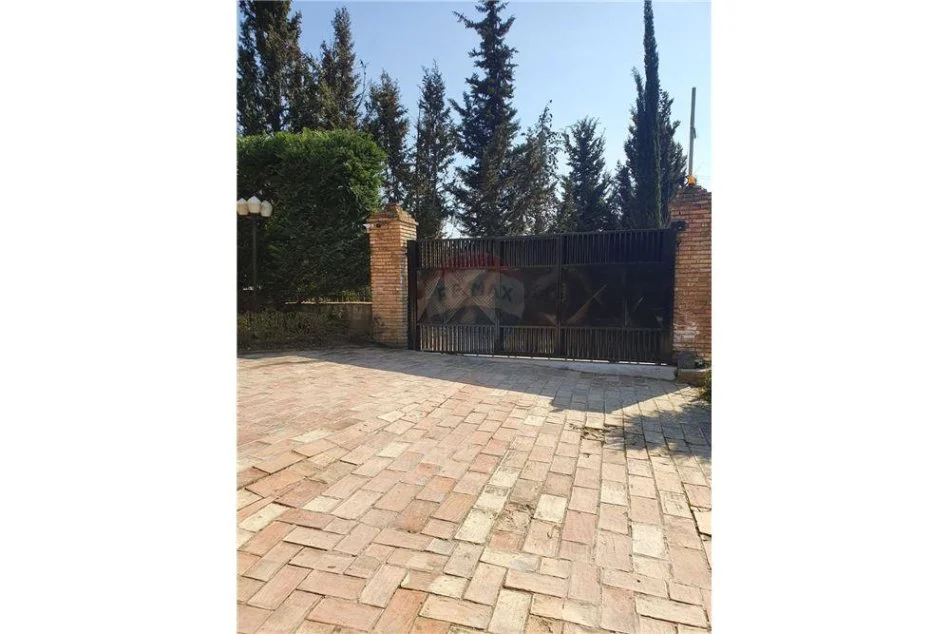 Tirane, shitet Vile 2 Katshe Kati 0, 800 m² 340.000 € (Peze Helmes)