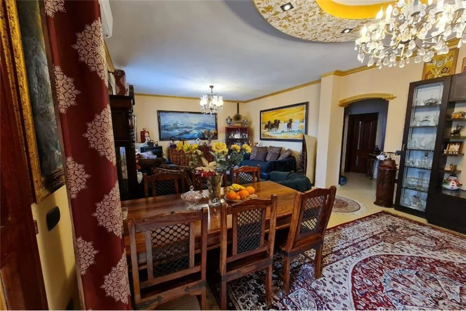 Tirane, shitet Vile 2 Katshe Kati 0, 800 m² 340.000 € (Peze Helmes)