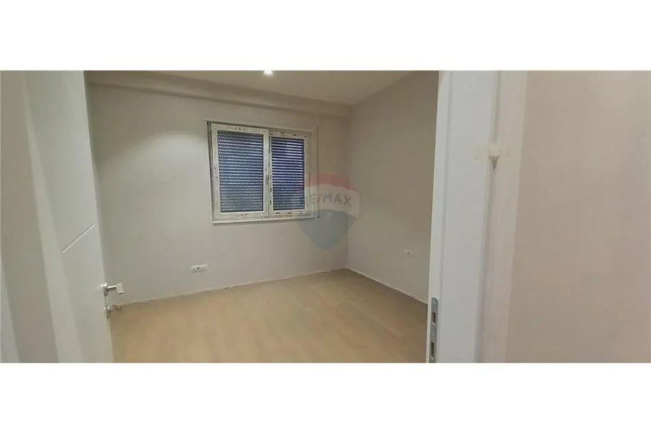 Tirane, jepet me qera ambjent biznesi Kati 3, 110 m² 800 € (EKSKLUZIVE! Zyre me qira Kinostudio!)