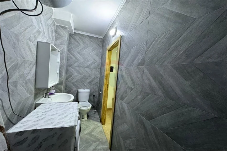 Tirane, jepet me qera apartament 1+1 Kati 3, 60 m² 300 € (Apartament 1+1 per Qira, Mbi Kopshtin Botanik.)