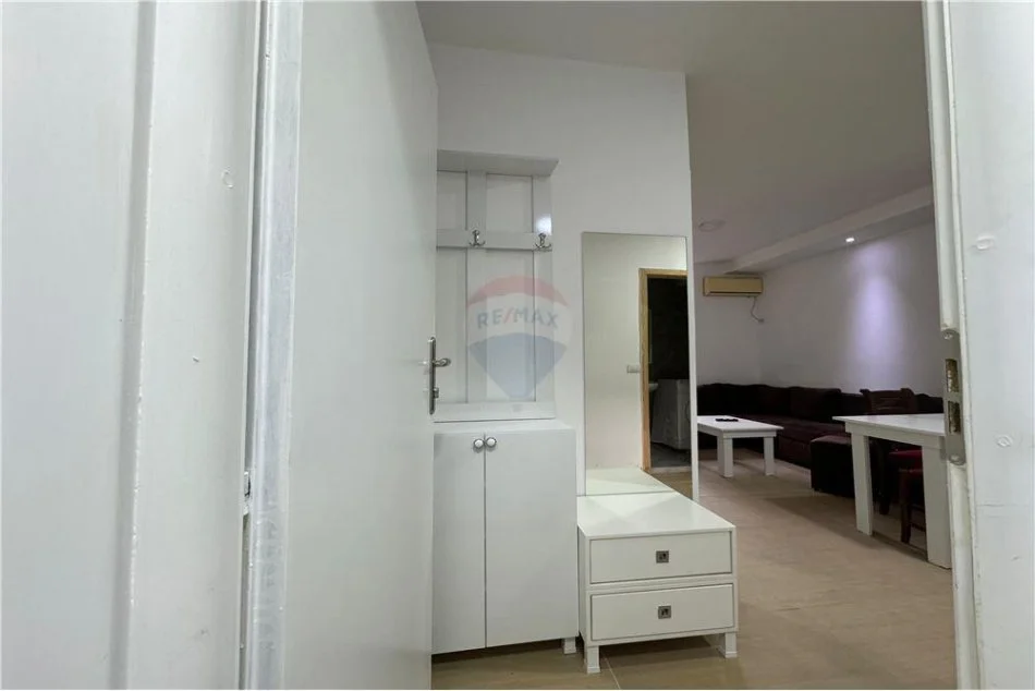 Tirane, jepet me qera apartament 1+1 Kati 3, 60 m² 300 € (Apartament 1+1 per Qira, Mbi Kopshtin Botanik.)