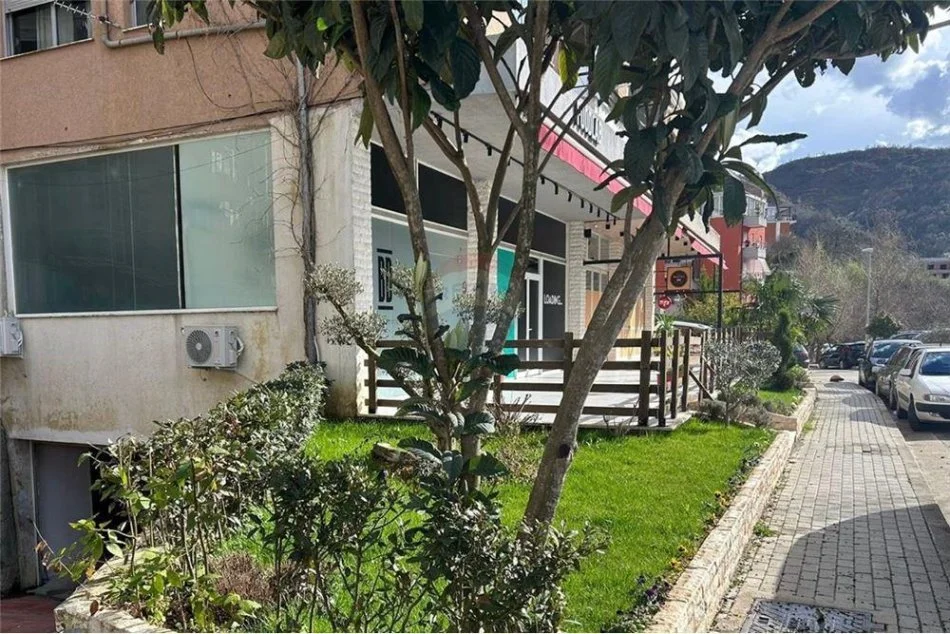 Tirane, shitet ambjent biznesi Kati 0, 84 m² 215.000 € (Shitet ambjent biznesi)