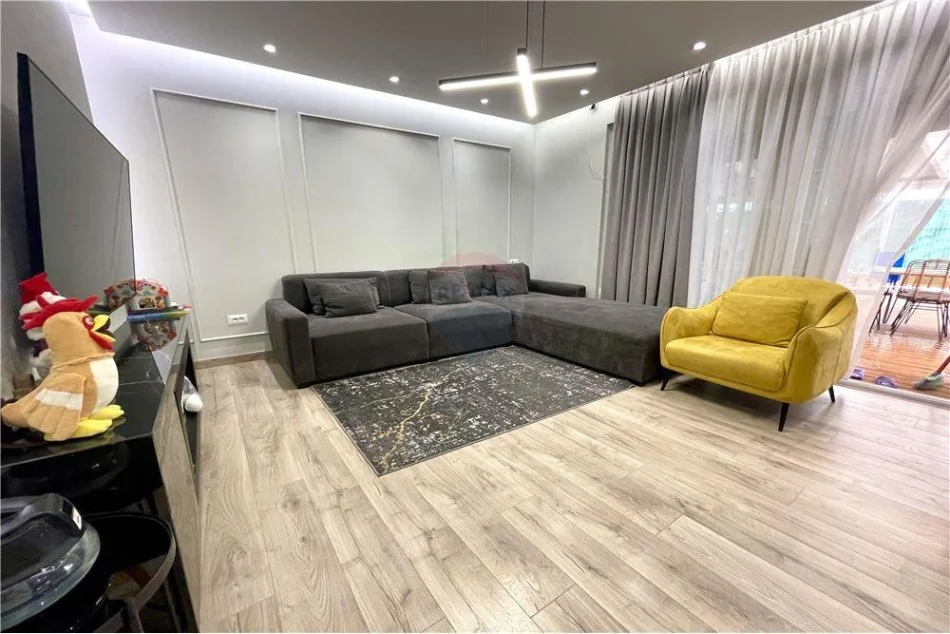 Tirane, shitet apartament 2+1 Kati 8, 175 m² 200.000 € (Apartament luksoz ne shitje, 2+1 me verande ne fillim te rruges "5 Maji"!)