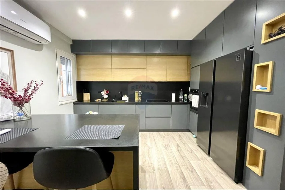 Tirane, shitet apartament 2+1 Kati 8, 175 m² 200.000 € (Apartament luksoz ne shitje, 2+1 me verande ne fillim te rruges "5 Maji"!)