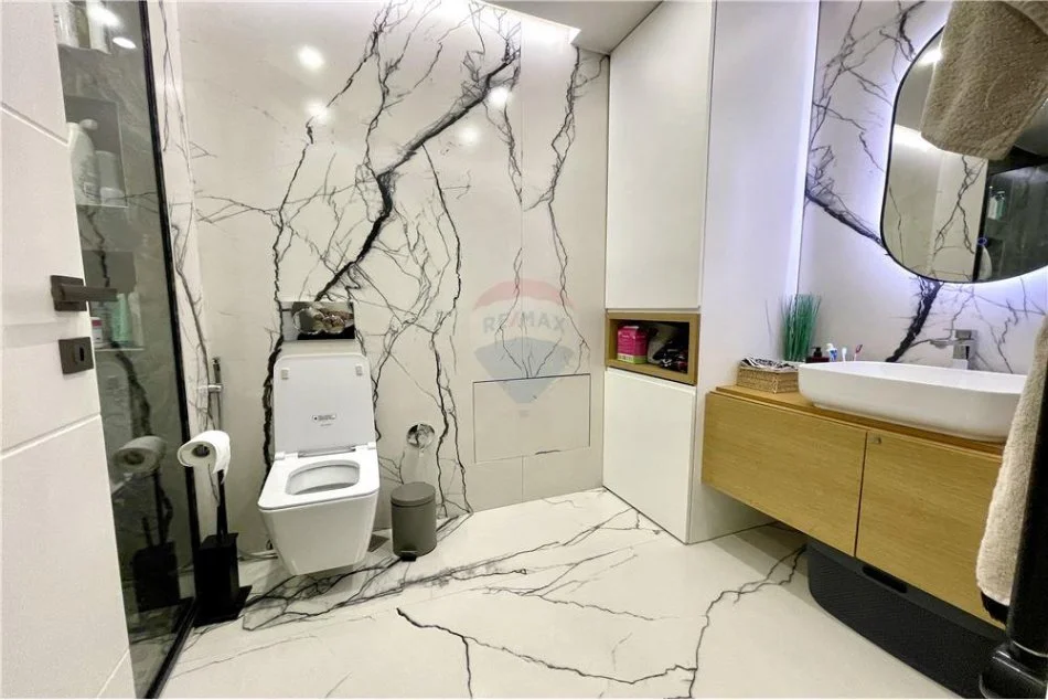 Tirane, shitet apartament 2+1 Kati 8, 175 m² 200.000 € (Apartament luksoz ne shitje, 2+1 me verande ne fillim te rruges "5 Maji"!)