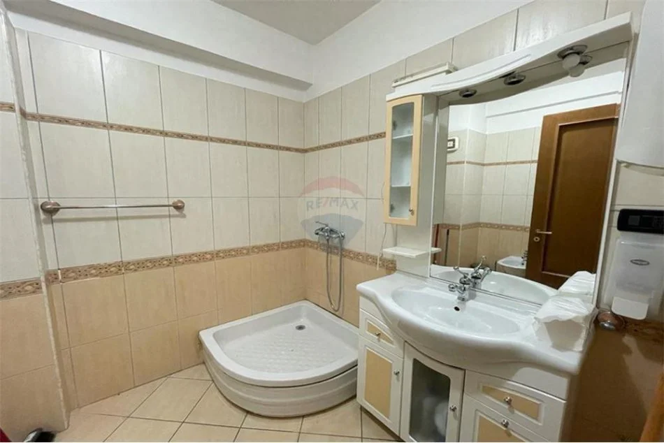 Tirane, jepet me qera Kati 2, 156 m² 2.000 € (Jepet per Qira Zyre ne Bllok , Tirane !)