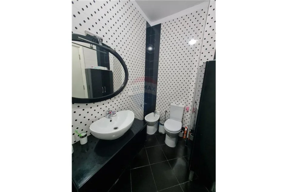 Tirane, shitet apartament 2+1 Kati 2, 94 m² 122.000 € (Shitet 2+1+2+depo prane Bulevardit Migjeni)