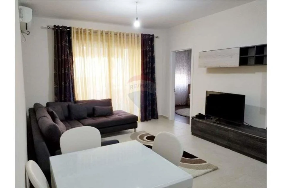 Tirane, jepet me qera apartament 2+1 Kati 7, 110 m² 550 € (APARTAMENT 2+1+2+PARKIM PER QIRA NE KINOSTUDIO !)