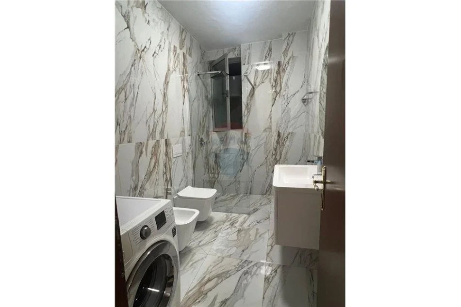 Tirane, jepet me qera apartament 2+1 , 111 m² 550 € (Apartament 2+1 ne Fresk, Restorat Fresku)