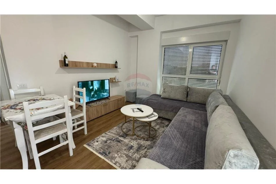 Tirane, jepet me qera apartament 1+1 , 65 m² 350 € (Apartament 1+1 per qira tek Kompleksi Mangalem!)
