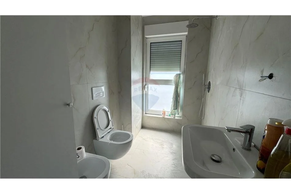 Tirane, jepet me qera apartament 1+1 , 65 m² 350 € (Apartament 1+1 per qira tek Kompleksi Mangalem!)