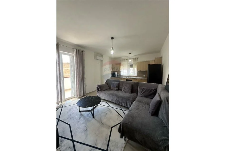 Vlore - Lungomare - Uji i Ftohte, shitet apartament 1+1 Kati 4, 80 m² 90.000 € (Apartament 1+1 ne shitje)